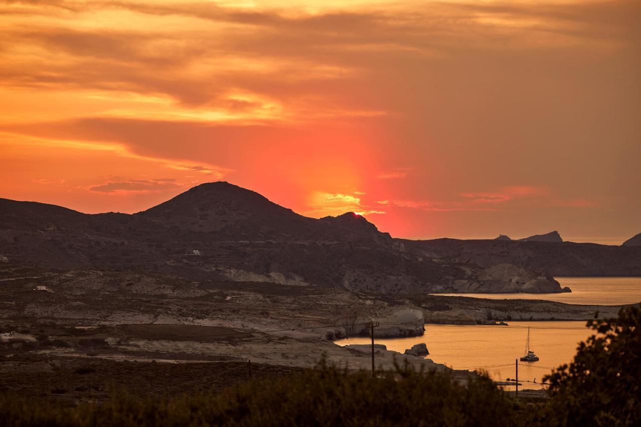 Dot Milos Adamantas  Bagian luar foto